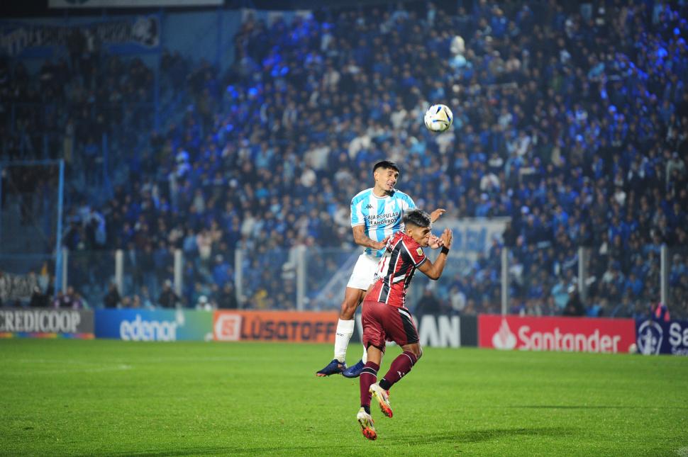 LOGRÓ SOFOCAR AL RIVAL. Sánchez disputa una pelota con Martínez.