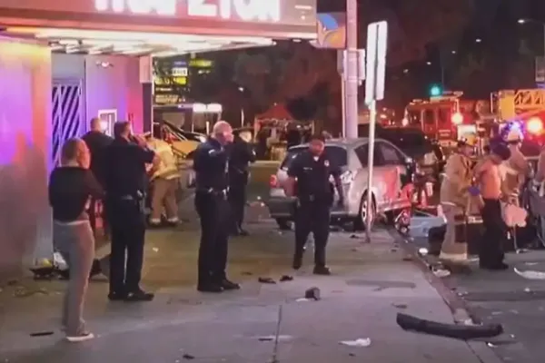 Los Ángeles: un auto arrolló a decenas de personas en East Hollywood: hay 30 heridos, varios de ellos en estado crítico