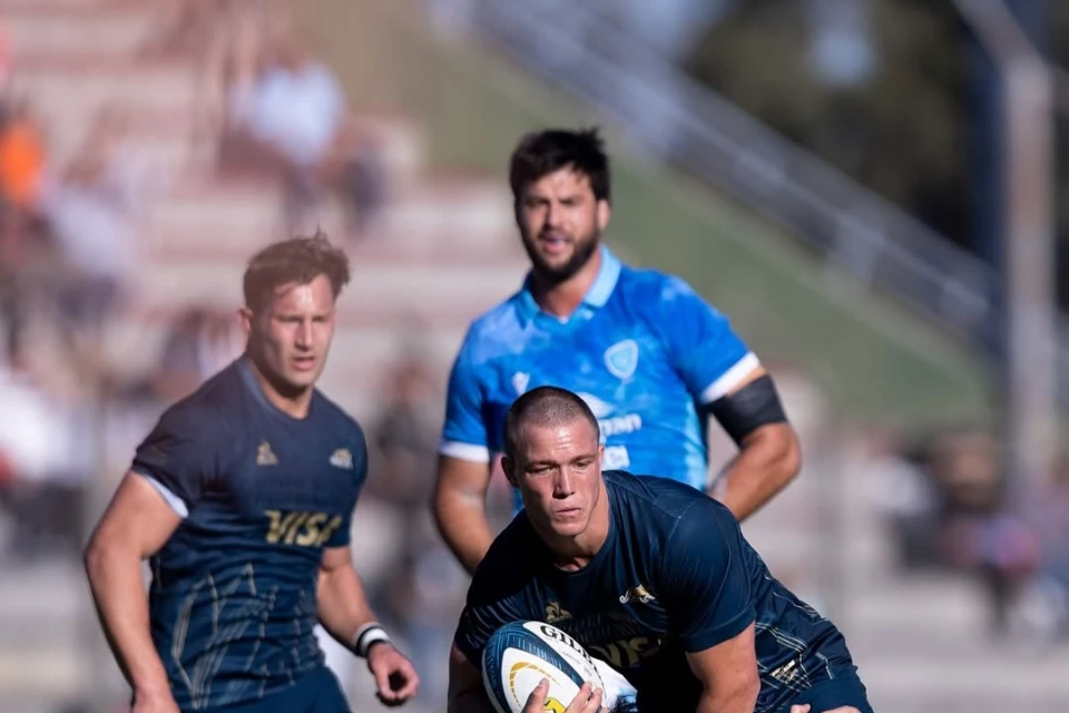 FUERTE. Benjamín Elizalde se lleva la ovalada. El back salteño juega actualmente en Bristol Bears de Inglaterra.