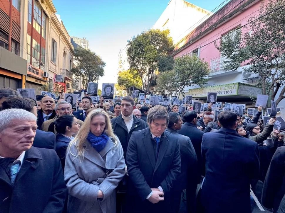 TODOS JUNTOS. El Presidente, funcionarios, actores y familiares de las víctimas participaron del acto central.    