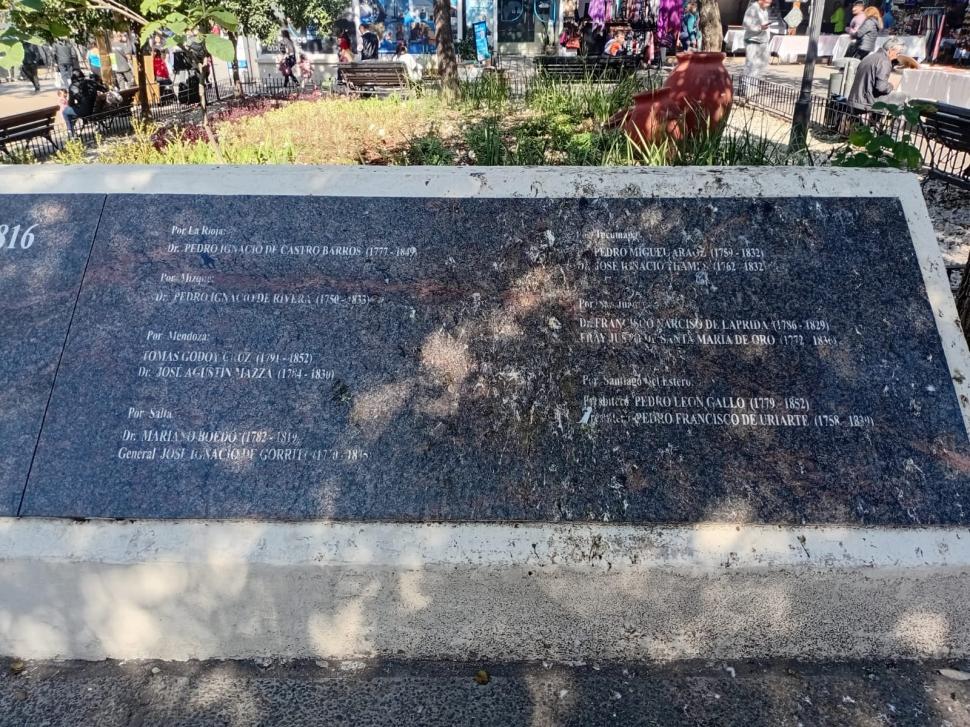 LIMPIEZA URGENTE. Los pájaros dejaron su huella y quedó tapado el nombre de algunos congresales.