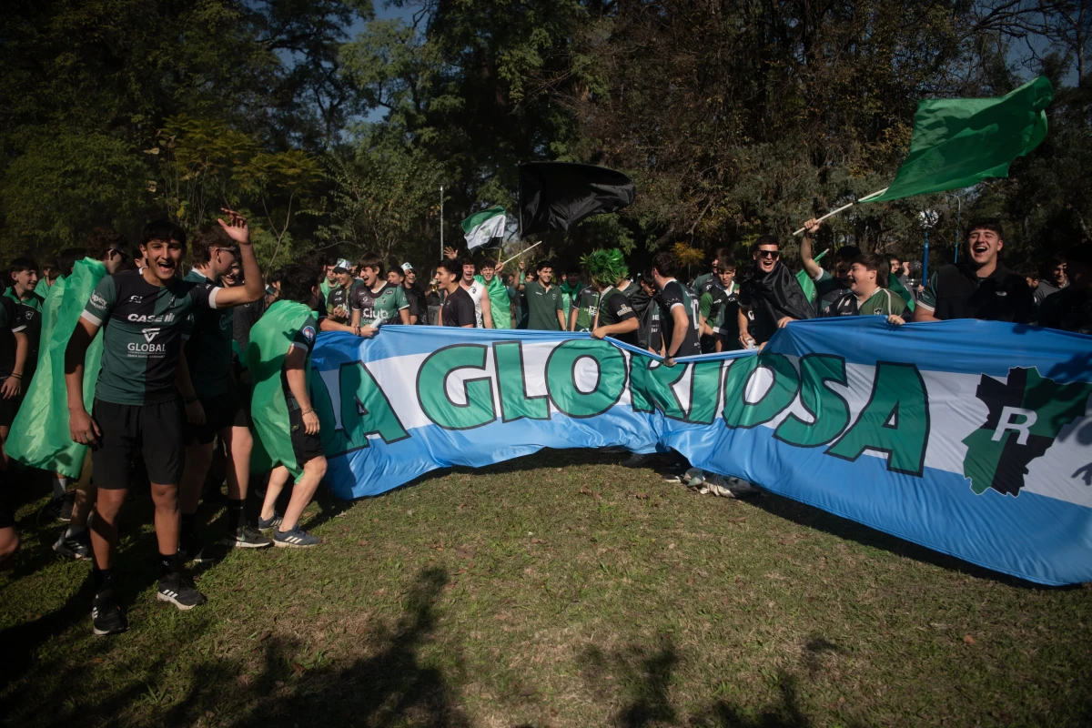 MAREA VERDINEGRA. Los fanáticos de Tucumán Rugby llegaron con todo a la zona del parque 9 de Julio.