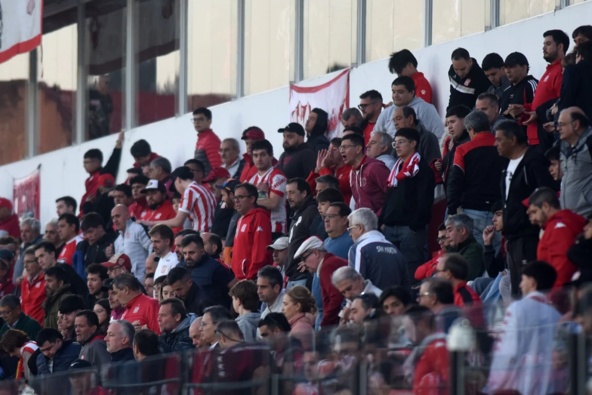 MALESTAR. Muchos hinchas de San Martín expresaron su descontento luego de que el equipo empatara de local contra Tristán Suárez.