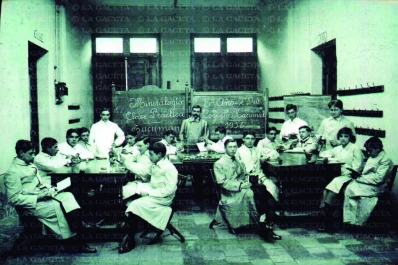 Recuerdos fotográficos: estudiantes de Mineralogía en el Colegio Nacional en 1903