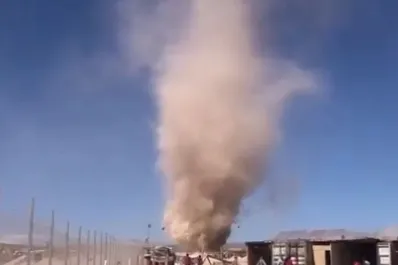 Impactante: así se vio el enorme diablo de polvo en el desierto de Atacama