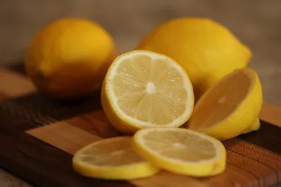 Un limpiador multiusos natural: por qué recomiendan rociar limón en la mesada