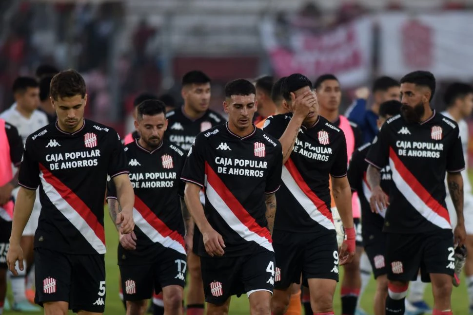IMPOTENCIA. Los jugadores se retiran del campo con la cabeza gacha por un partido que se complicó inesperadamente. la gaceta / fotos de diego araoz