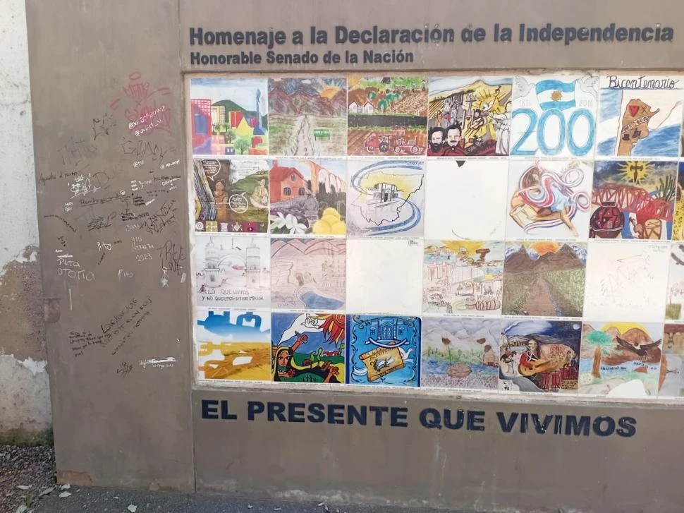 UNA MANO DE PINTURA. Es lo que necesita para tapar los grafitis en el mural, que data del Bicentenario,