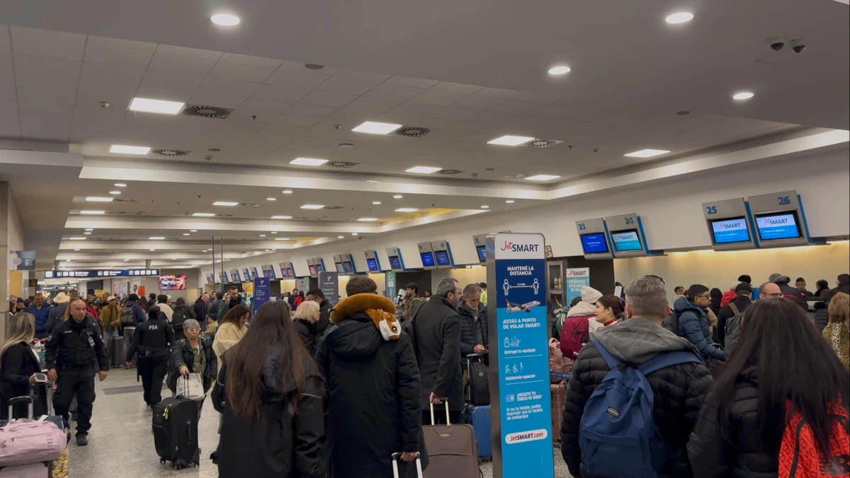 AEROPARQUE. Una asamblea de gremios aeronáuticos podría complicar los vuelos en plena temporada alta.