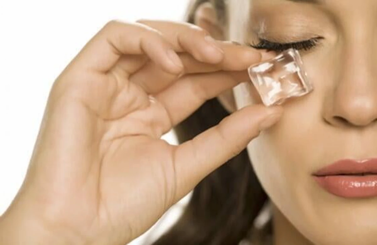 Rutina de skincare: ¿por qué deberías masajear tu rostro con hielo para mejorar tu piel?