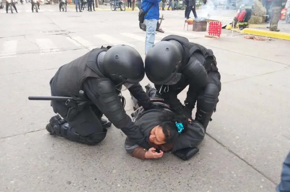 El conflicto mapuche terminó con 17 detenidos y denuncias por represión