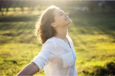A qué edad vuelve la felicidad, tras su caída en la juventud, según la ciencia