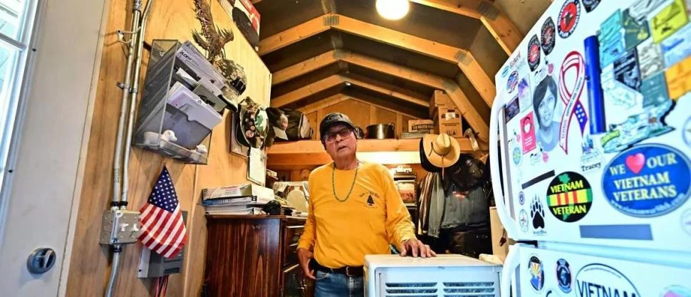 SIN RED. Un residente de la Nación Navajo cuenta que vive en un “cuarto de herramientas” y que usa un generador para poder tener electricidad.