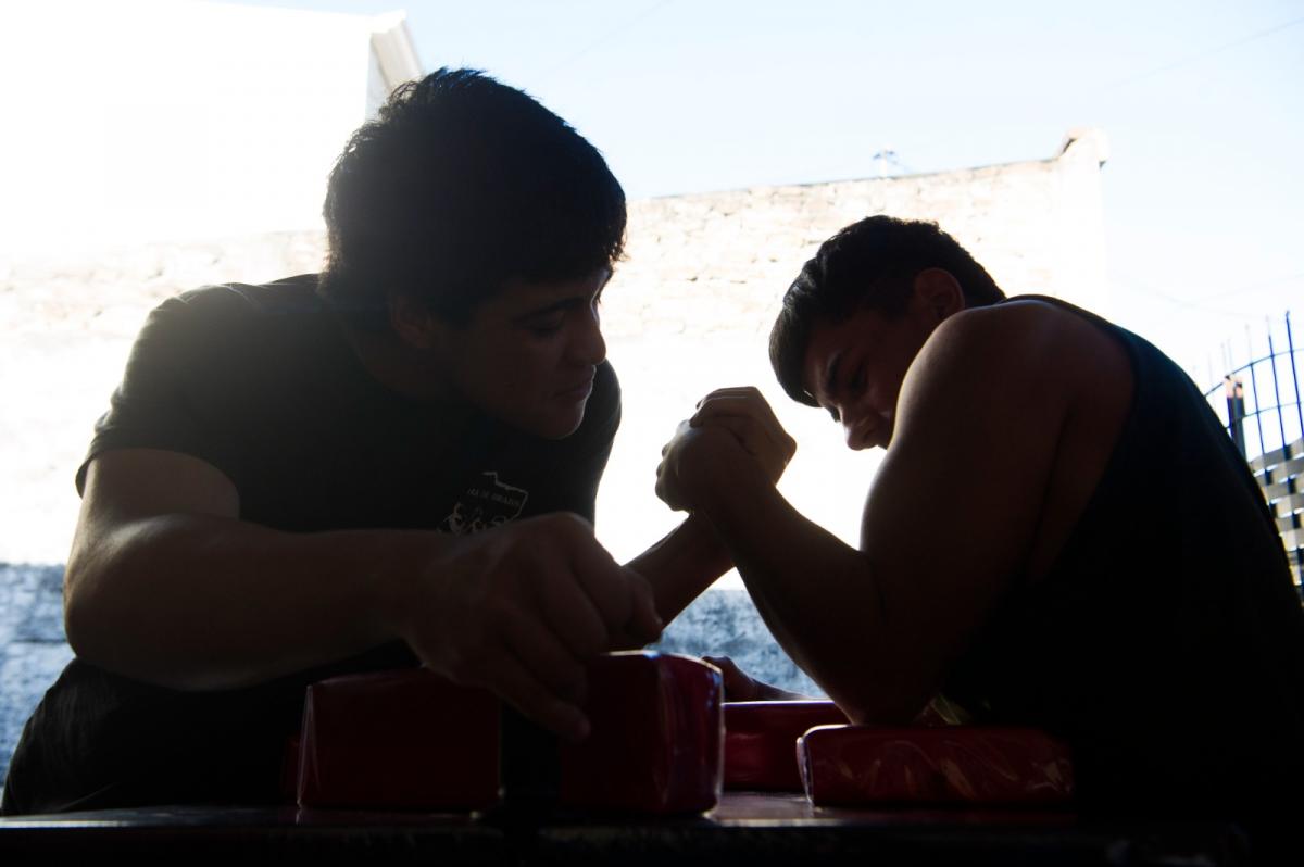 EN LA LUCHA. Dos chicos en plena pulseada, durante una de las jornadas clásicas de lucha de brazos. LA GACETA / FOTO DE DIEGO ARÁOZ