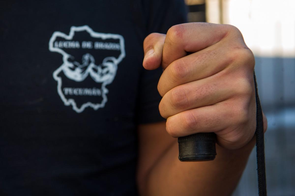 FUERZA Y SÍMBOLO. El puño apretado de uno de los 