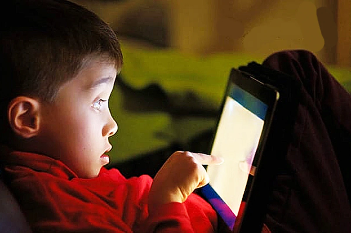 ¿Tan nocivo como el alcohol y el cigarro? Estudio recomienda restringir el acceso de menores de 13 a celulares