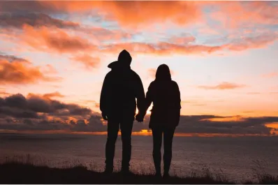 Las parejas duraderas son las que comparten este hábito semanal, según los expertos