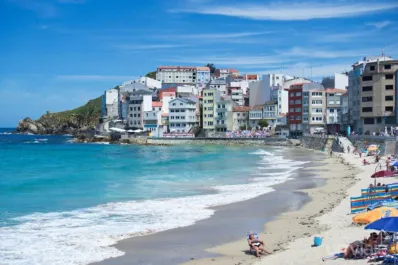 Malpica de Bergantiños: el colorido pueblo marinero de A Coruña donde se come el mejor marisco de España