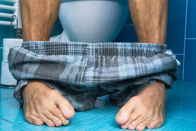 Por qué cada vez más hombres eligen orinar sentados, según expertos en salud