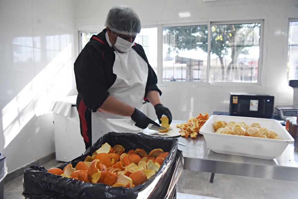 EL PELADOR. Alfredo quita las cáscaras de las naranjas previamente seleccionadas, antes de procesarlas.