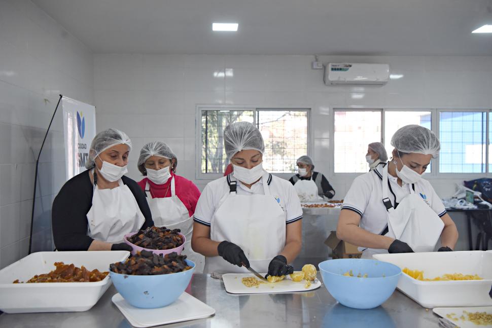 DE TODAS LAS EDADES. En “La Migue”, las mujeres son voluntarias y usan productos tucumanos.