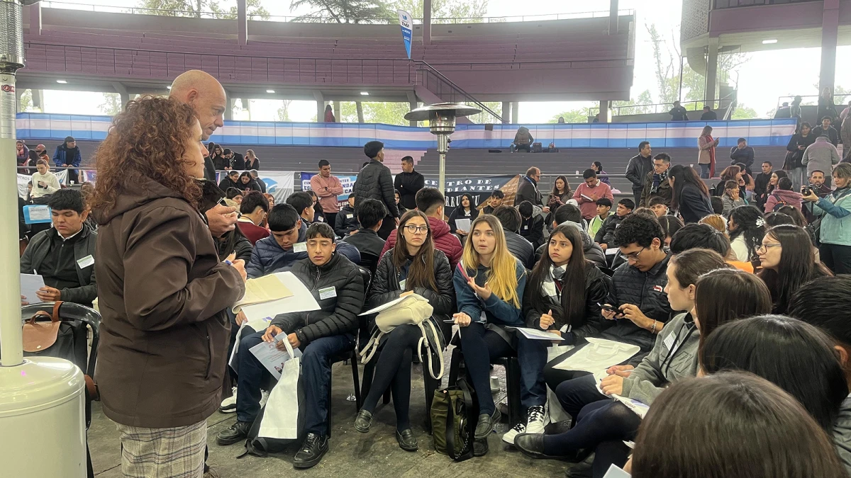 EMPLEO JUVENIL. Fue una de las más concurridas, con estudiantes que discutieron sobre pasantías, autogestión y oportunidades laborales.