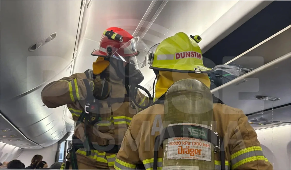 Los bomberos de Airservices Australia acudieron a la aeronave una vez que aterrizó y retiraron una bolsa del compartimento superior. Pulse Tasmania