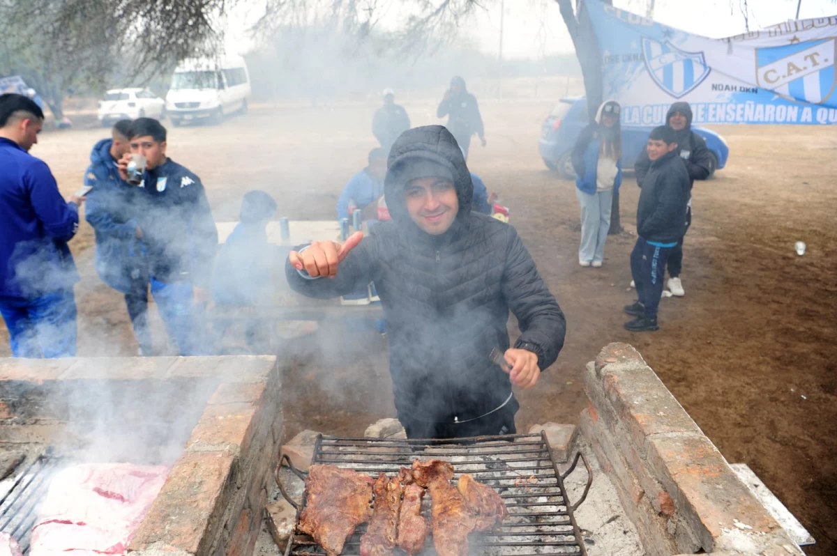 Federico Paz hizo el asado para sus amigos de San Pablo.