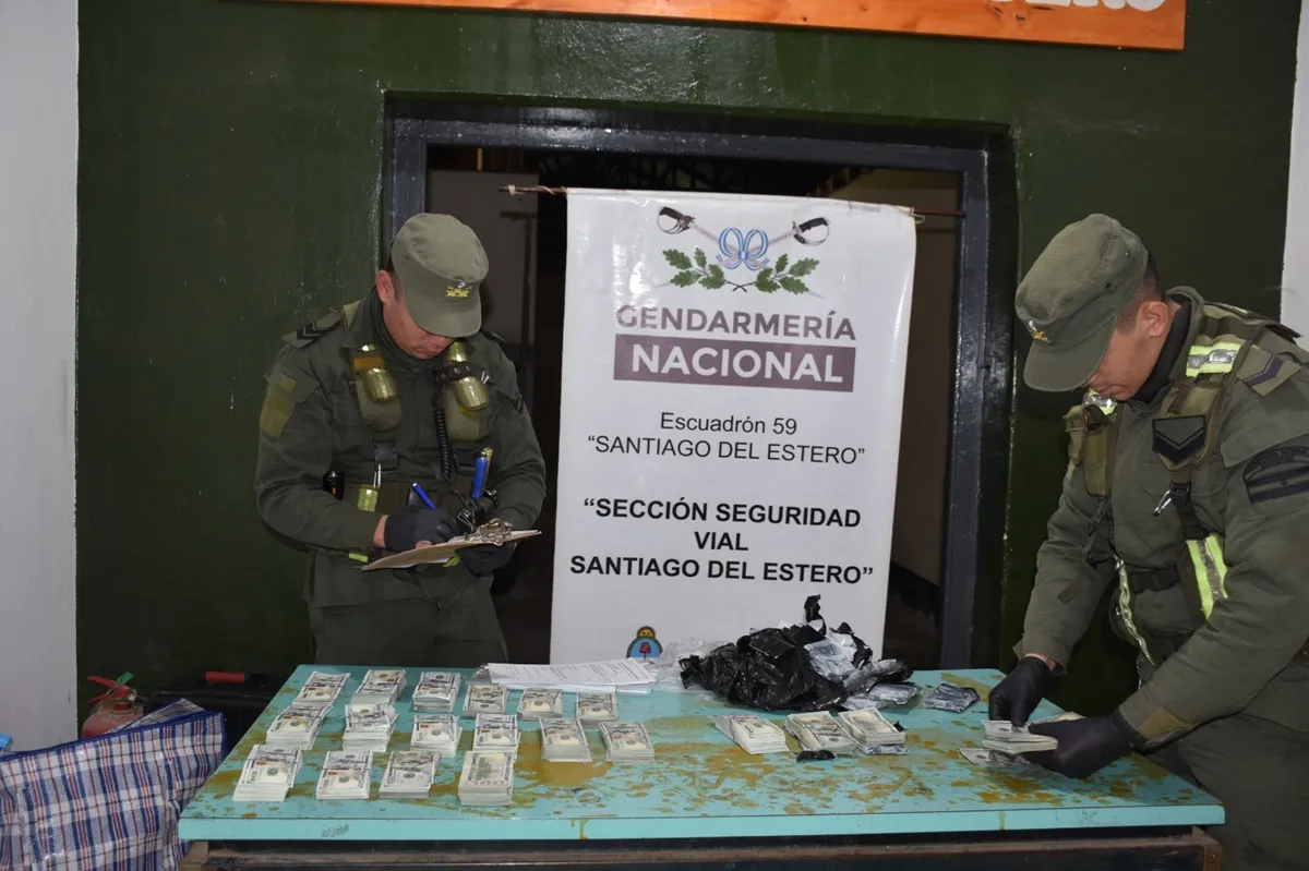 Santiago del Estero: detectan casi U$S200 mil escondidos en dos ollas a vapor dentro de un colectivo