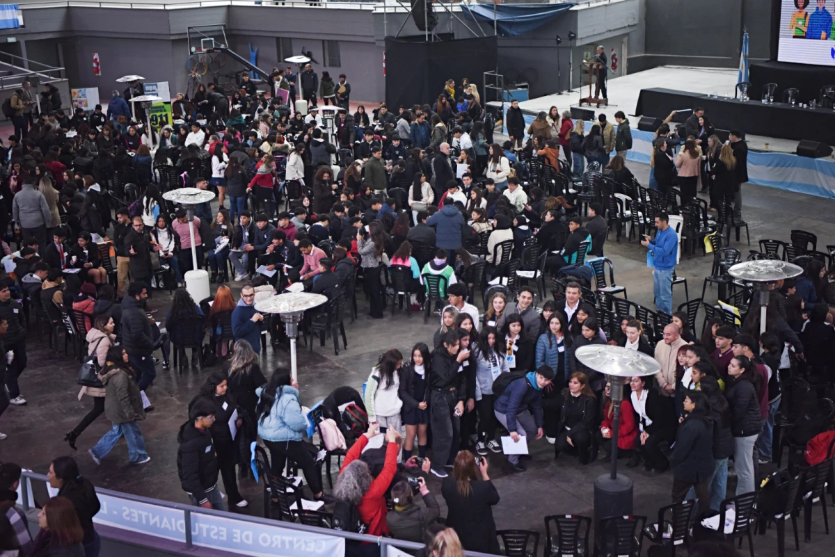 EN GRUPOS. Venían abrigados, con credenciales en mano, cuadernos bajo el brazo y muchas ideas en la cabeza. / LA GACETA, ANALÍA JARAMILLO