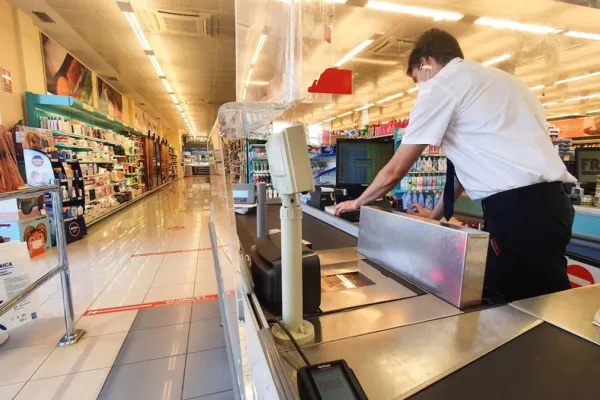 Dos supermercados ofrecen más de 450 empleos en toda España: cómo postular a las vacantes activas