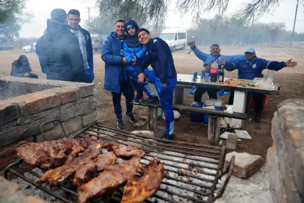 “Si no sos de Atlético, no entrás en la familia”: abrazó los colores por amor y alentará en Santiago del Estero