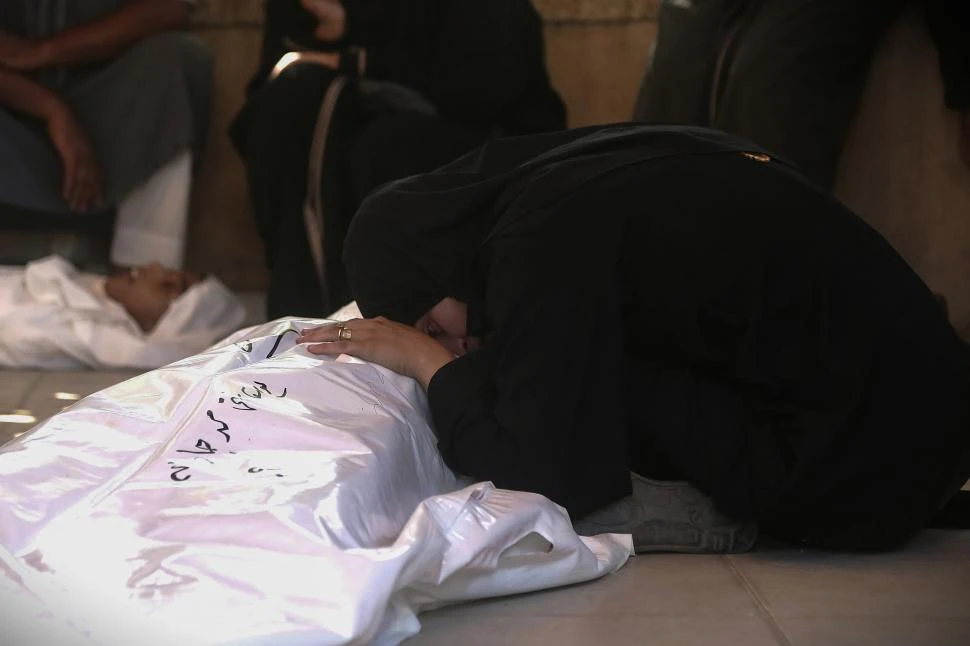 TRAGEDIA Y DUELO. El hospital Nasser en la ciudad gazatí de Jan Yunis es escenario a diario de escenas de dolor después de cada ataque israelí.