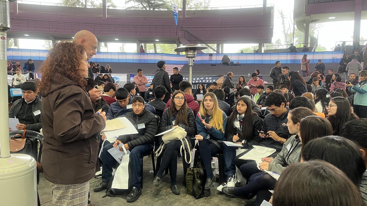 EMPLEO JUVENIL. Fue una de las más concurridas, con estudiantes que discutieron sobre pasantías, autogestión y oportunidades laborales.