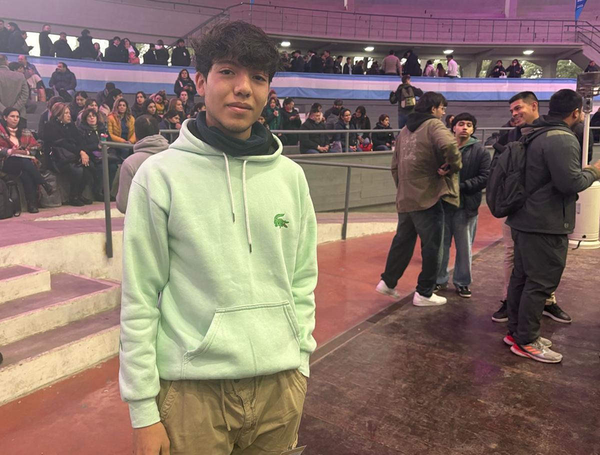 EN DEPORTES. Francisco también tiene 17 años y eligió sumarse al grupo de recreación y actividad. / VICTORIA REINOSO, LA GACETA