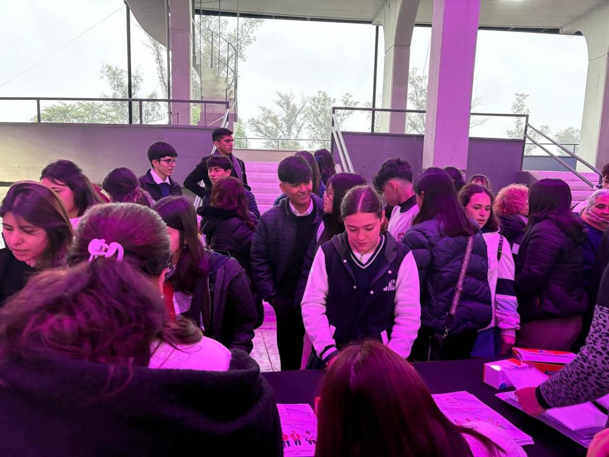 LAS ACREDITACIONES. Desde las 8 de la mañana los presidentes de centros de estudiantes se inscribieron. / LA GACETA, VICTORIA REINOSO