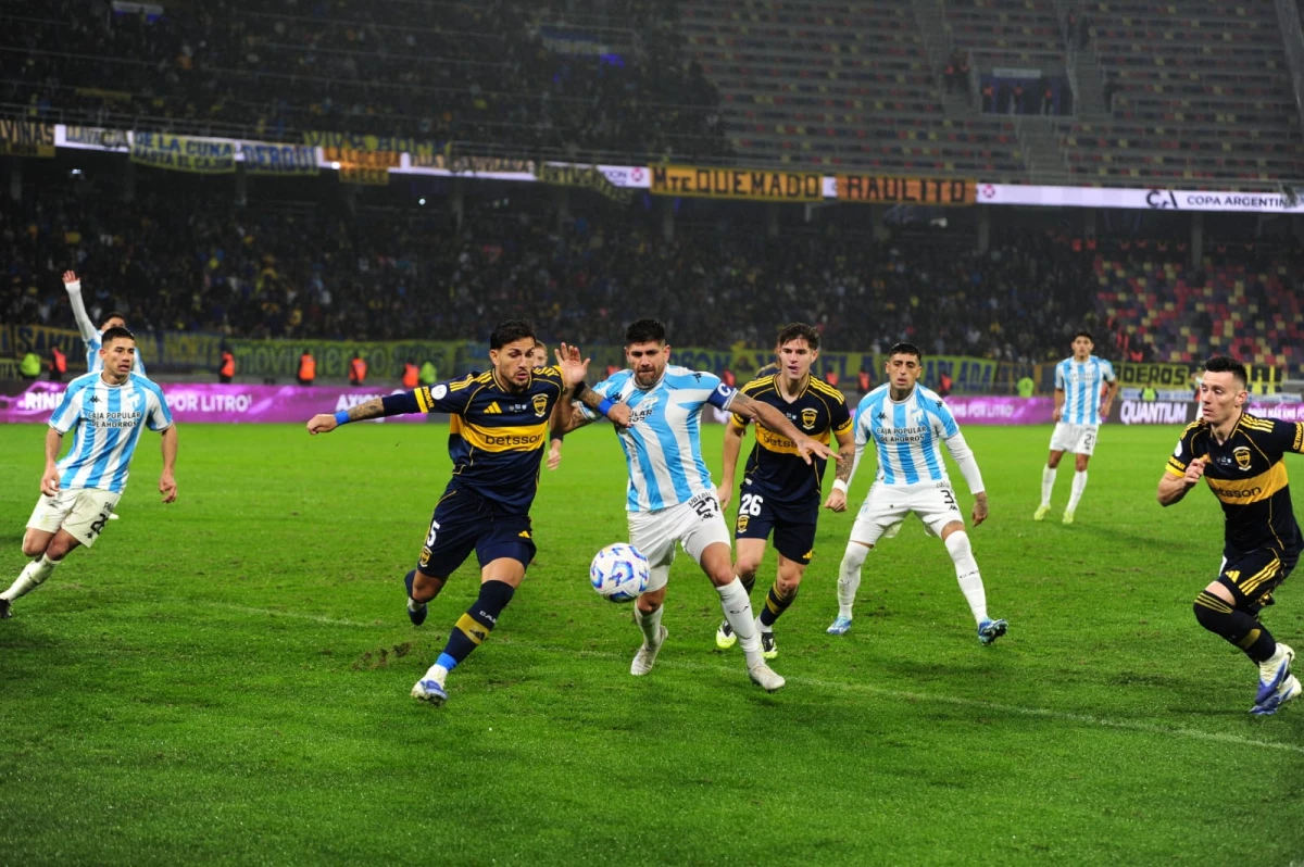 DUELO DE TOCAYOS. El campeón del mundo, Leandro Paredes, lucha por la pelota con el capitán de Atlético, Leandro Díaz. FOTO DE DIEGO ARÁOZ.