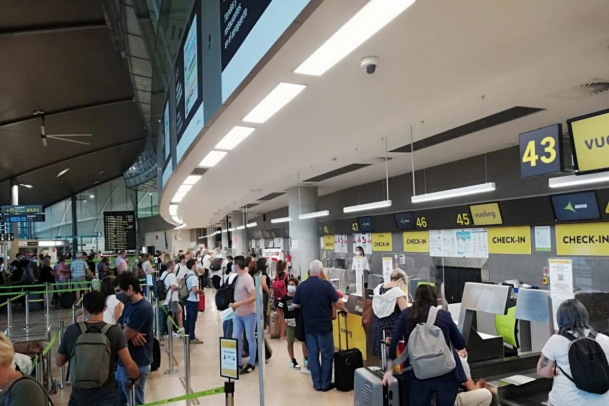 Polémica en el aeropuerto de Valencia: expulsan a 50 adolescentes franceses de un vuelo por comportamiento conflictivo