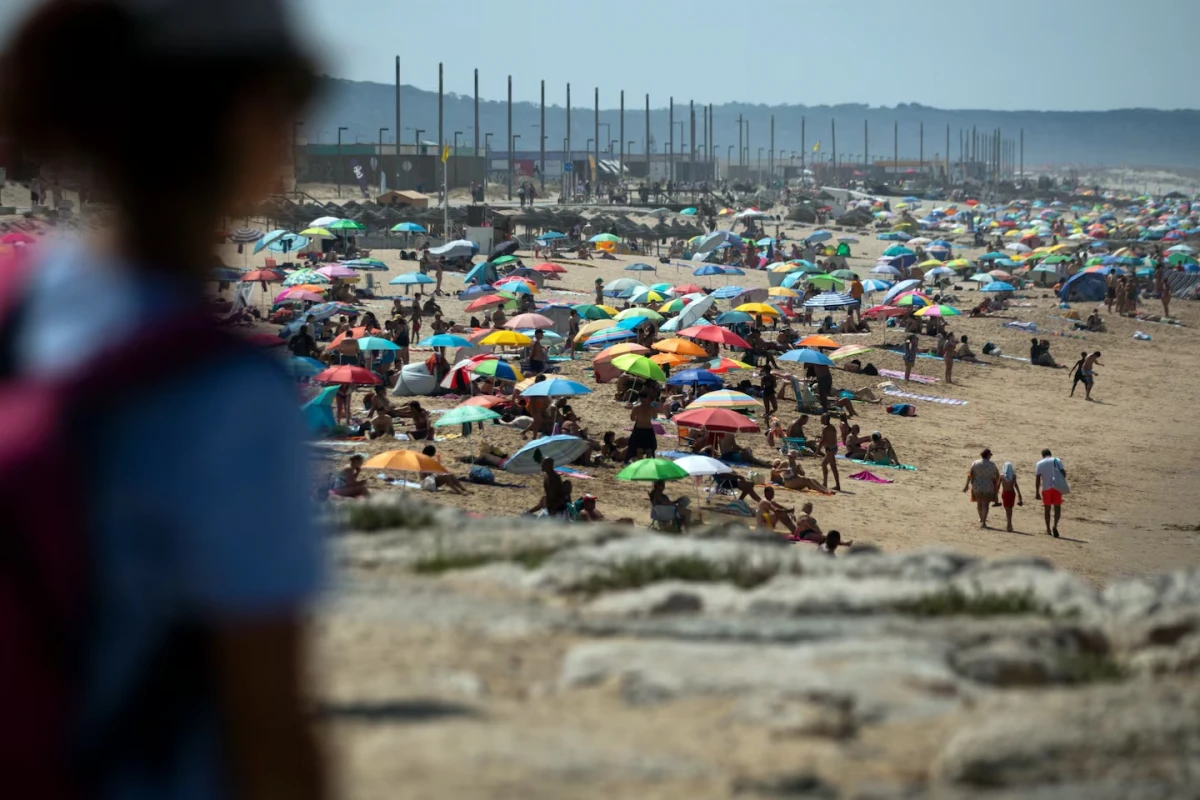 Vista de la playa de Costa da Caparica en Almada