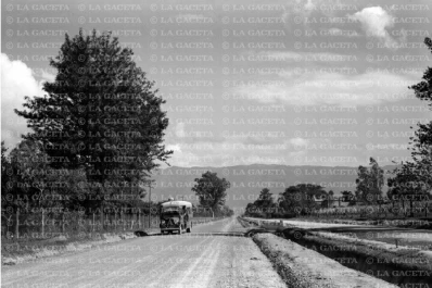 Recuerdos fotográficos: el primer pavimento de la avenida Aconquija, en 1937