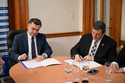 Capacitarán a estatales para combatir el antisemitismo: la Provincia firmó un convenio con el Centro Simón Wiesenthal