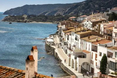 Este es el mejor pueblo costero y está a un paso de Aragón: arte, mar y tranquilidad sin masificar