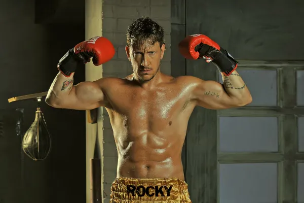 Nico Vázquez sufrió un duro golpe en el escenario: ¿qué pasará con las funciones de Rocky?