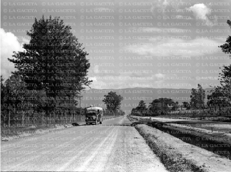 Recuerdos fotográficos: el primer pavimento de la avenida Aconquija, en 1937