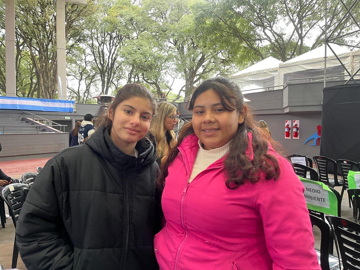 PARTICIPACIÓN. Valentina Juárez y Jazmín Rosales impulsan actividades para frenar el bullying y mejorar la convivencia en su escuela.