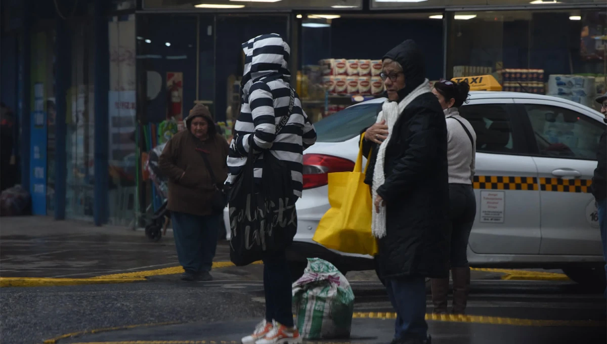 ABRIGADOS. La mañana obligó a salir ataviados con camperas y algunos paraguas.
