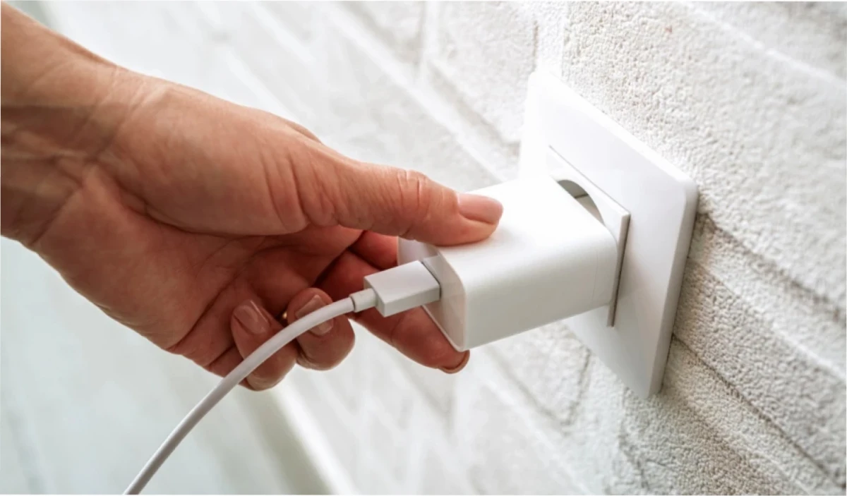 Nunca lo conectes aquí: estos son los lugares donde jamás deberías cargar tu celular