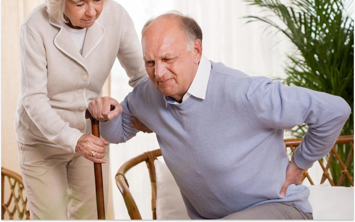 La osteoporosis es una enfermedad silenciosa pero, ¿cuál es la señal que puede alertar?