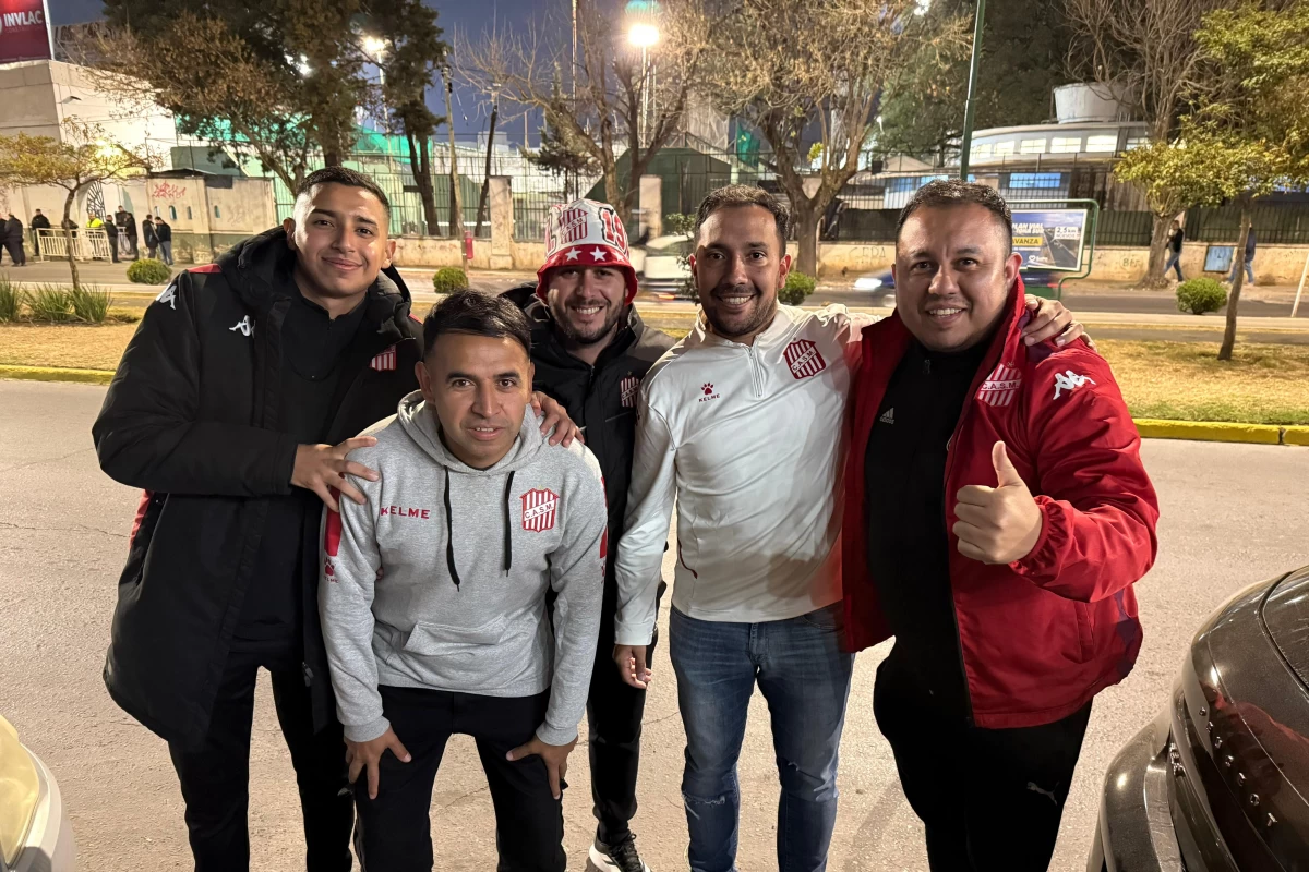 JUNTOS. Este grupo de amigos viajó con la indumentaria del Santo, pese a los estrictos controles.