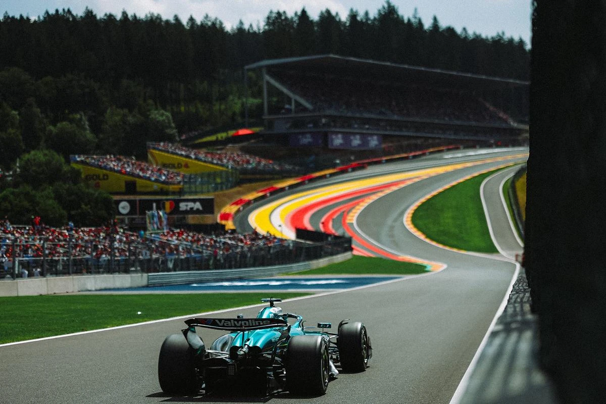 Lance Stroll, a bordo del Aston Martin, sube al primer lugar